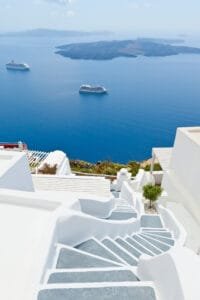 Круизен кораб край Santorini, Гърция, с изглед към синьото Егейско море